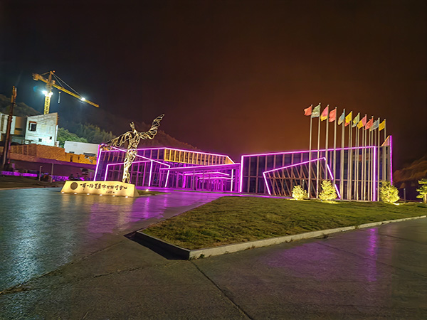 城市亮化是现代城市建设的重要组成部分，它不仅可以美化城市的夜景，还能提升城市的整体形象。随着科技的不断进步，城市亮化也得到了更多的关注和创新。本文将介绍一些关于城市亮化的创意和技术，帮助读者了解察隅城市亮化的重要性以及如何进行察隅城市亮化的规划和实施。