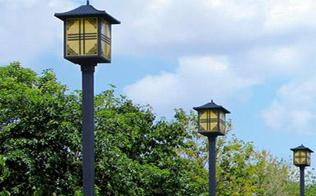 太阳能察隅庭院灯怎么选亮度与续航更耐用